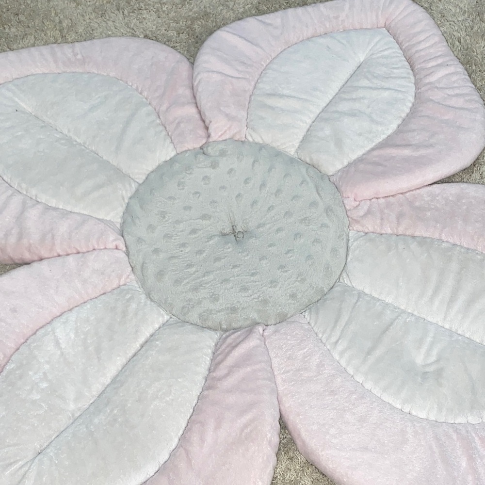 Blooming Baby Bath Lotus Flower Like New